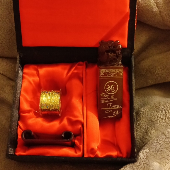 Hand carved amber dragon in with 22k spun gold - Picture 1 of 3